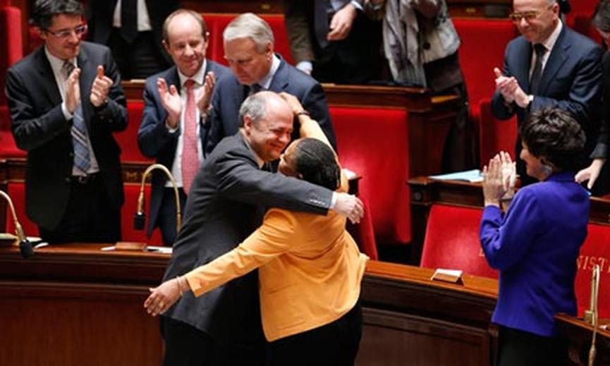 La cérémonie laïque n’a ni registre officiel ni formalité d’état civil. Elle peut durer une heure ou deux, selon vos envies. Vous pouvez échanger des alliances, inclure des rituels comme le "handfasting" (rituel des mains liées), utiliser encens et bougies, et inviter ceux qui comptent vraiment.