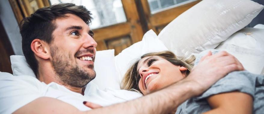 Comment débuter une conversation intime : Le guide authentique et un brin malicieux