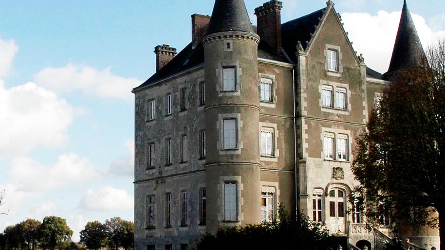 Plus qu’une maison, c’est un véritable palais devenu un lieu de fête et d’accueil : une orangeraie pouvant recevoir 80 invités, une grande salle de réception pour 200 personnes, un salon de thé vintage et différentes chambres pour événements ou séjours. Sans compter les plans déjà validés pour des gîtes, un restaurant et une salle de réception additionnelle.