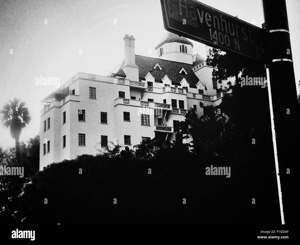 La réponse tient à la complexité de ce lieu. Le Château Marmont n’est ni simple hôtel, ni musée d’Hollywood, mais plutôt une capsule temporelle vivant au rythme de ses occupants. Il a été l’un des rares hôtels de Los Angeles à louer à des personnes de couleur, une exception sociale remarquée. Sidney Poitier lui-même a dû s’y installer faute d’autre logement disponible en raison de la ségrégation.