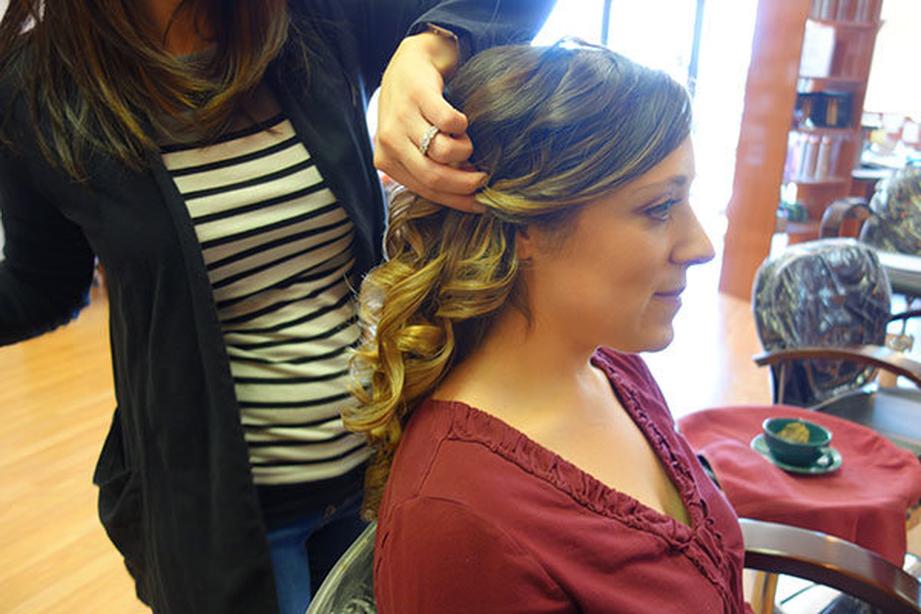 Les experts suggèrent 3 à 4 mois, voire jusqu’à 5 mois si vous anticipez plusieurs essais. Pourquoi ? Parce que changer d’avis à deux semaines du mariage alors qu’on a une coiffure capricieuse, c’est la recette d’un cauchemar capillaire. Mieux vaut prendre son temps pour peaufiner.