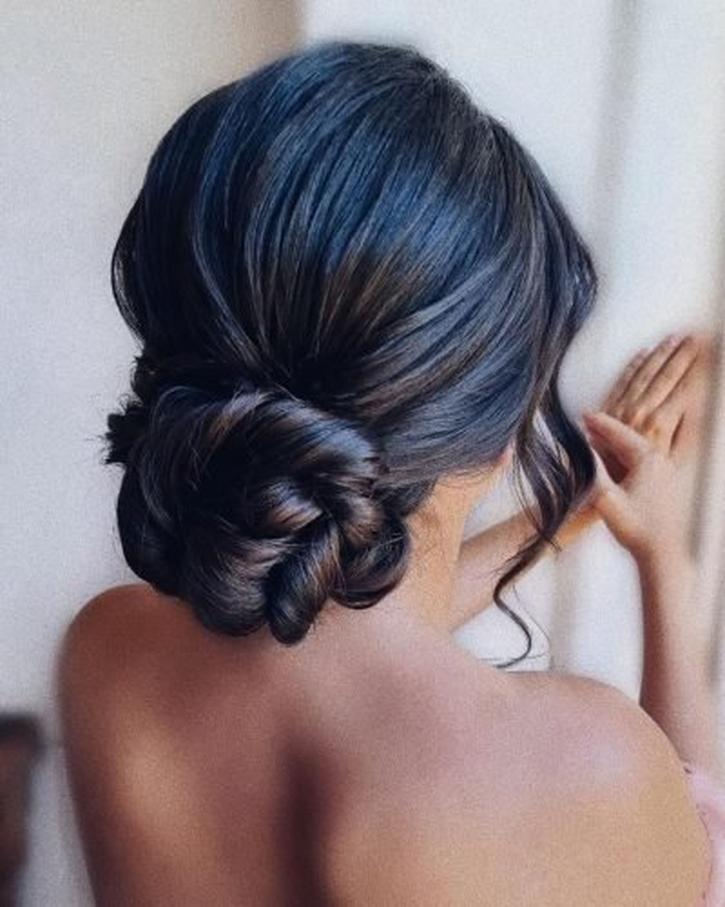 Si vous envisagez un changement radical, comme passer du brun au blond, il est préférable de commencer ce processus environ6 mois avantla cérémonie. Cela permet de planifier plusieurs étapes, d’ajuster la couleur progressivement et de soigner vos cheveux pour éviter des dommages.