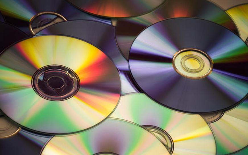 Le DVD est un disque optique numérique, identique en taille à un CD (120 mm de diamètre) mais doté d’une capacité de stockage bien supérieure. Le stockage standard peut atteindre :