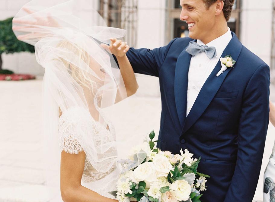 Pour mieux saisir le pourquoi de cette coutume, il faut plonger dans l’histoire. Le voile ne sert pas que d’accessoire esthétique ou symbolique. Il jouait autrefois un rôle bien précis : protéger la mariée du mauvais sort. Oui, le voile agissait comme un bouclier mystique, éloignant jalousie et mauvaises intentions. Parfois, le voile servait aussi à préserver l’anonymat de la mariée si elle ne connaissait pas son époux avant le mariage — un pari sur l’avenir, dirait-on.