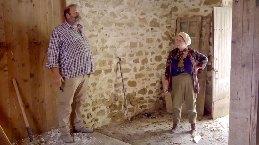 Clemency Green, éditrice chez Channel 4, a souligné son enthousiasme à suivre le couple dans ce nouveau format, tout en saluant le parcours accompli au château.