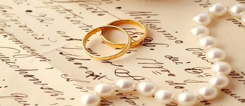 En présence d’un officiant religieux, des déclarations supplémentaires réfèrent à Dieu et à l’engagement sacré. L’officiant ou un représentant légal prononce le mariage officiel.