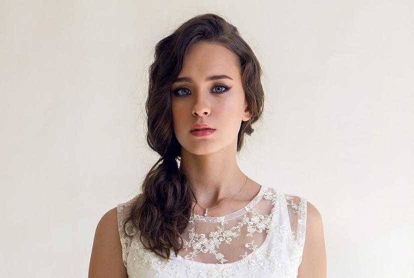 Si la mariée demande expressément aux demoiselles d'honneur de porter des couronnes de fleurs ou des accessoires brillants, elles peuvent le faire.