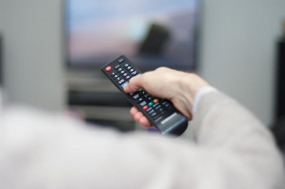 Dans les discussions en ligne, les utilisateurs expriment parfois un manque de terme spécifique positif pour qualifier un grand amateur de télévision. Les expressions existantes mettent souvent l’accent sur la passivité ou la dépendance.