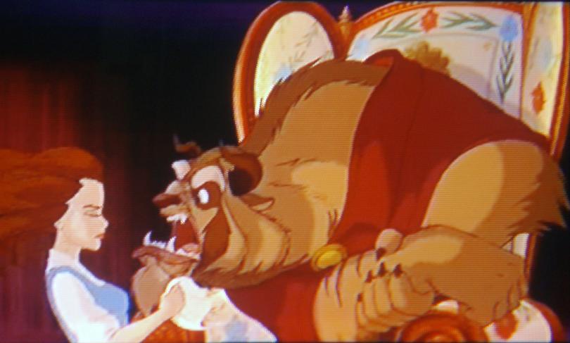 Le film dure 1h33, est en noir et blanc et détaille la transformation psychologique et surnaturelle entre Belle et la Bête. Il remporta plusieurs récompenses et reste une référence cinématographique importante.