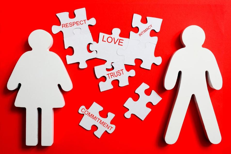 Un couple sans communication s’épuise rapidement. Parler permet d’établir le respect, de développer la complicité et de prévenir les conflits. L’absence de dialogue conduit souvent à la rupture.