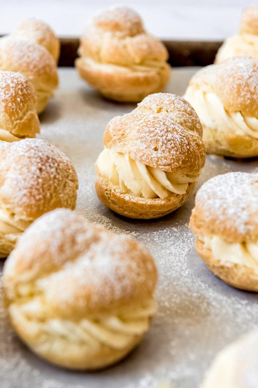 La pâtisserie du petit chou plaît pour sa légèreté et sa polyvalence. On peut se régaler d’un chou à la crème classique, d’un chou garni de confiture acidulée comme l’argousier, ou encore d’un chou fourré au curd pour un plaisir vif et gourmand. Il se prête aussi à de jolies décorations avec du sucre perlé, qui ajoute un côté croquant et élégant. Facile à porter à la bouche pour un goûter ou une fête, il est un incontournable des buffets festifs. Chez Popelini, par exemple, le petit chou fait un retour en force, revisité en mille saveurs inédites.
