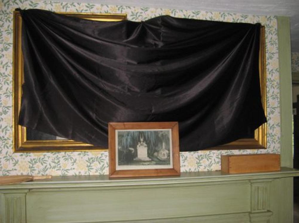 D’où la superstition : si le défunt voit son reflet, son âme pourrait être piégée dans le miroir, incapable de passer à l’autre côté. Pire encore, certains pensent que le mort pourrait revenir sous la forme d’un vampire ou d’un esprit malveillant. Alors on couvre tout, on ferme le chapitre visuel et énergétique.