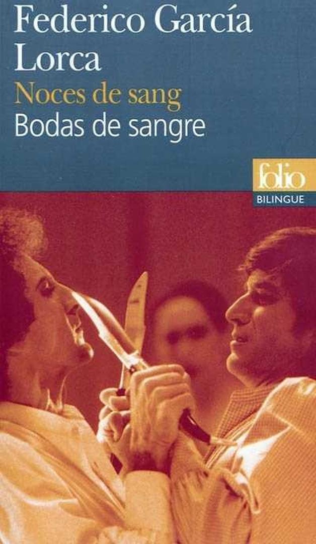 On peut aussi lireNoces de sangcomme une critique sociale. Le mariage arrangé et la domination des règles sociales engendrent une violence sourde. Lorca tire un parallèle entre ce drame intime et le climat politique tendu de l’Espagne avant la guerre civile. Dans cette lumière, sa propre mort violente souligne l’actualité brûlante de sa pièce, toujours aussi puissante aujourd’hui.