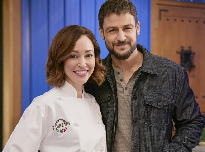 Always Amorea été diffusé le 3 avril 2022 à 21h00 sur Hallmark Movies & Mysteries. La plupart des scènes ont été tournées début 2022 à Fort Langley, en Colombie-Britannique, principalement dans la Fort Langley Community Hall.