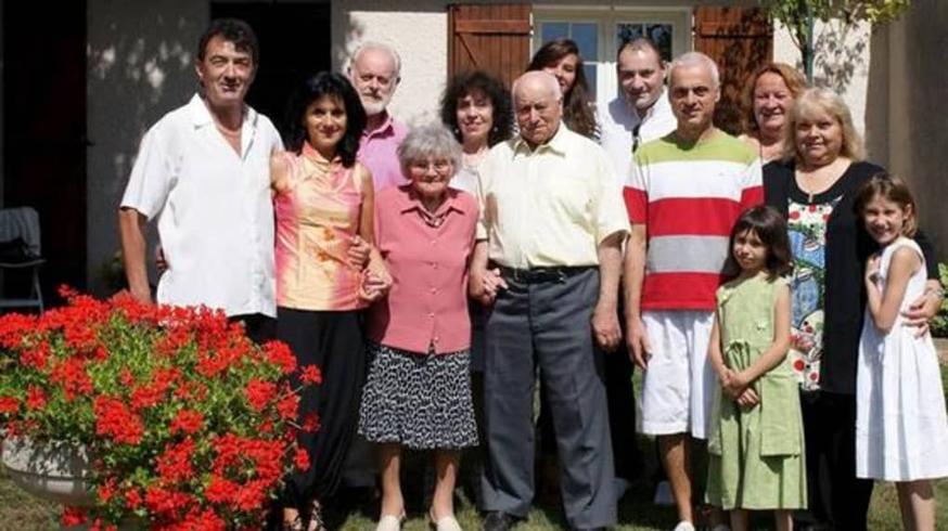 Imaginez un couple qui fête ses 90 ans de mariage en posant pour des photos... à croire que c’est un peu comme une bonne bouteille de vin, plus ça vieillit, plus ça devient solide et précieux. Si seulement tout le monde pouvait atteindre un tel monument matrimonial ! Et vous, vous arrivez à combien d'années déjà ?