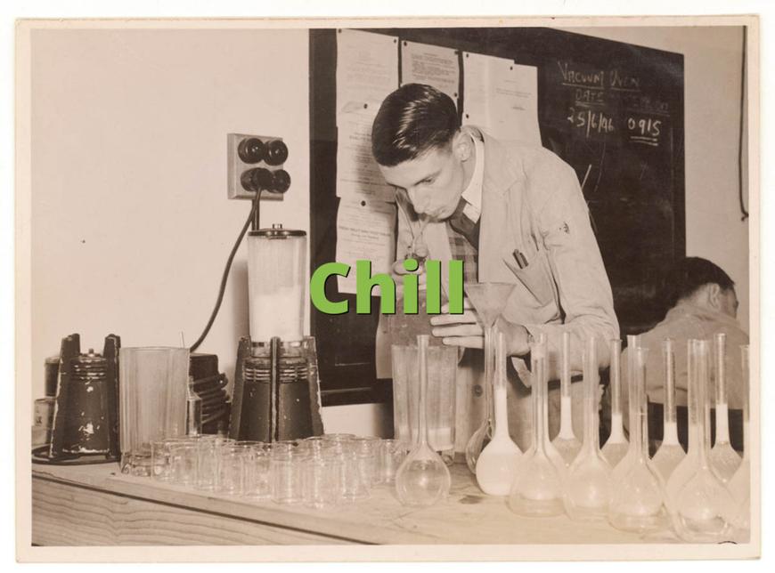 Le « chill » moderne dérive largement de « cool », un terme d’argot apparu dans le jazz noir américain au début du 20e siècle. « Cool » s’est imposé pour signifier quelque chose d’appréciable, calme ou stylé. « Chill » en est un prolongement ou une évolution.