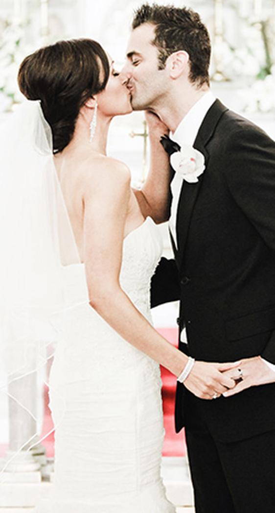 Rédiger ses vœux demande une réflexion sincère. Les mots doivent refléter le couple, leurs valeurs et leur avenir commun. Voici ce que doit contenir un bon vœu de mariée :