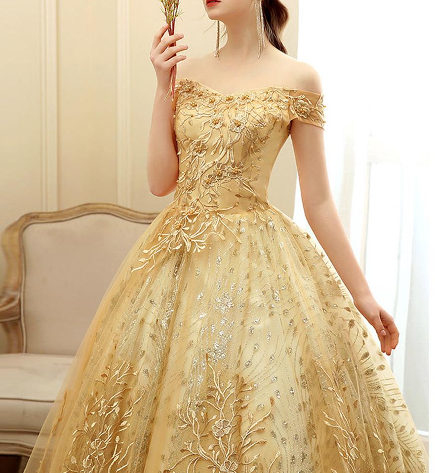 La robe doit s'adapter au lieu et au style de la fête. Pour un brunch ou une soirée décontractée, optez pour une robe chic simple. Les robes longues ou blanches conviennent aux soirées plus formelles.