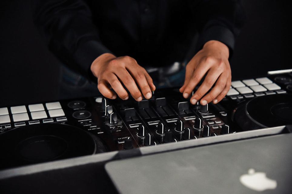 Un DJ, Plusieurs Casquettes