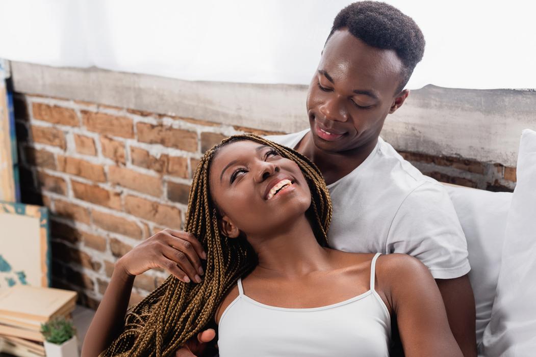 La libido varie selon la saison. L’hiver peut freiner les envies, tandis que le soleil et la lumière stimulent l’humeur et donc le désir. Comprendre cette variation aide à adapter son attitude selon les périodes.