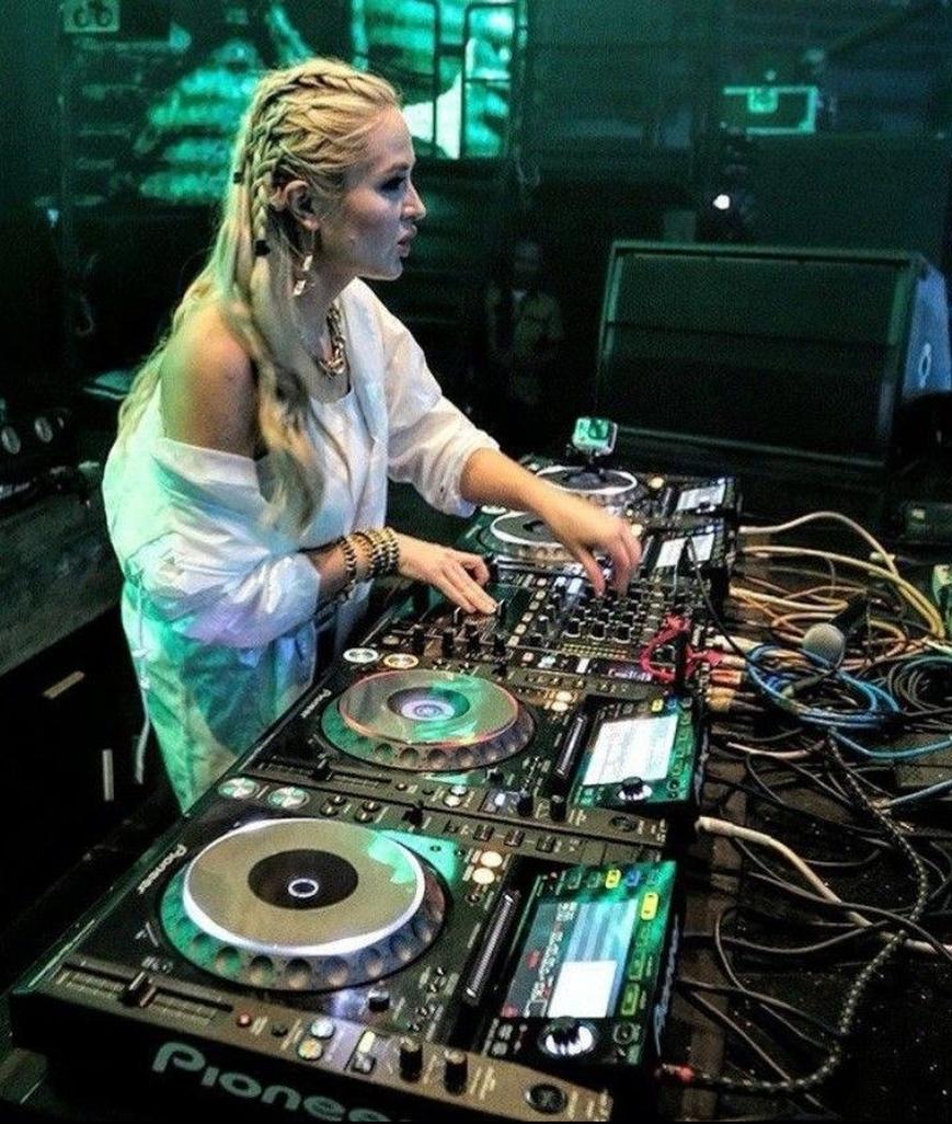 Le monde de la musique électronique accueille plusieurs talents féminins qui jouent des rôles clés. Voici quelques-unes des DJ féminines les plus notables :