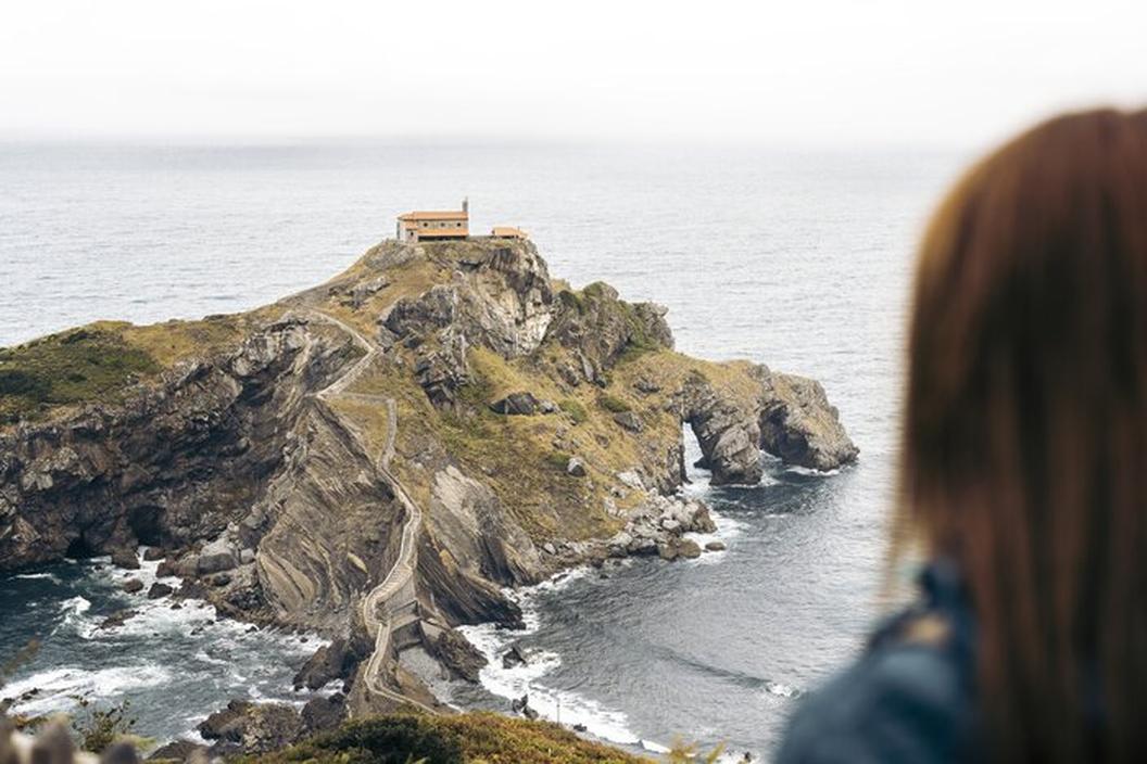 Le 18e siècle voit l’émergence de Marianne Hirigoyen, une boulangère basque de Cambo. Elle transmet la recette familiale qu’elle a reçue de sa mère. Sa popularité croissante dans les marchés de Bayonne lui vaudra le surnom de « femme gâteau basque ».