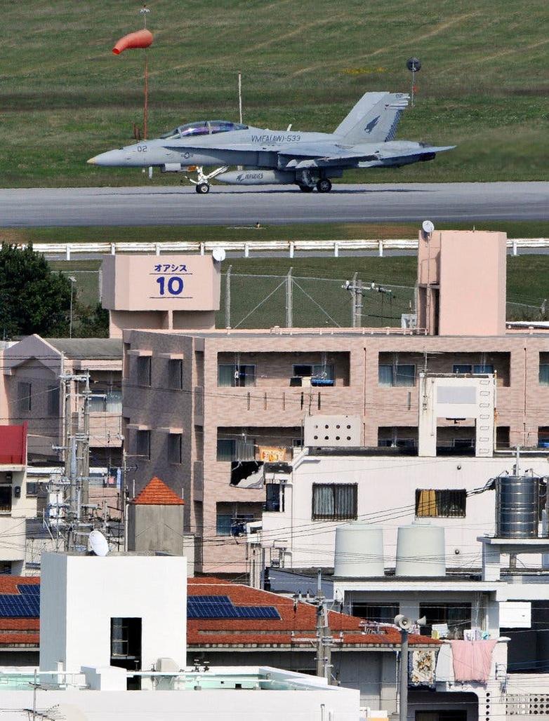 La présence américaine repose sur un traité de sécurité bilatéral entre le Japon et les États-Unis. Le gouvernement japonais approuve les bases en échange de la garantie d’une défense contre les menaces extérieures.