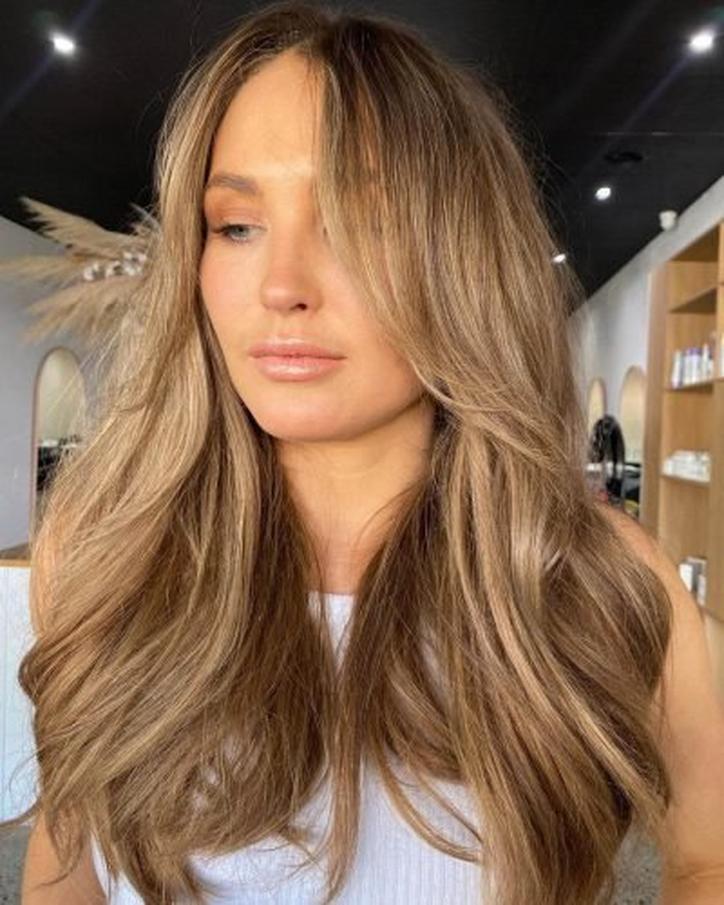 En suivant ces étapes, la future mariée assure à ses cheveux une belle santé et une couleur valorisante pour sublimer son look le jour de son mariage.