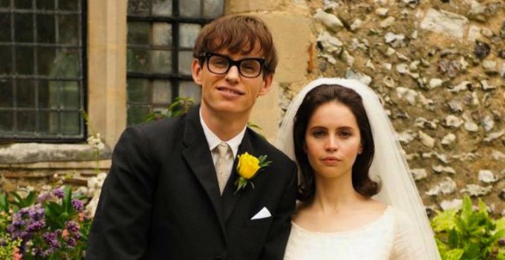 En 1962, un soir du Nouvel An, Stephen Hawking rencontre Jane Wilde lors d’une fête à Cambridge. Quelques mois plus tard, le choc : le diagnostic dévastateur de la sclérose latérale amyotrophique (SLA), une maladie neurodégénérative incurable. Ce coup dur pourrait briser bien des couples, mais Jane choisit de rester et de s’engager.