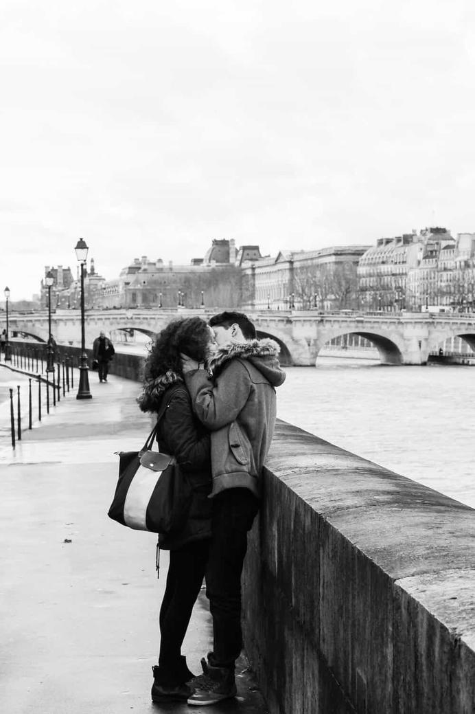 Vous voyez, les Français aiment garder une certaine sobriété dans l’expression des sentiments, surtout devant des inconnus. Un « Je t’aime » pour l’amour romantique est sérieux, et rarement lancé à la légère. Mais « J’adore » reste plus léger et informel, parfaitement adapté pour dire qu’on aime un plat, une sortie ou, évidemment, une ville magnifique comme Paris.