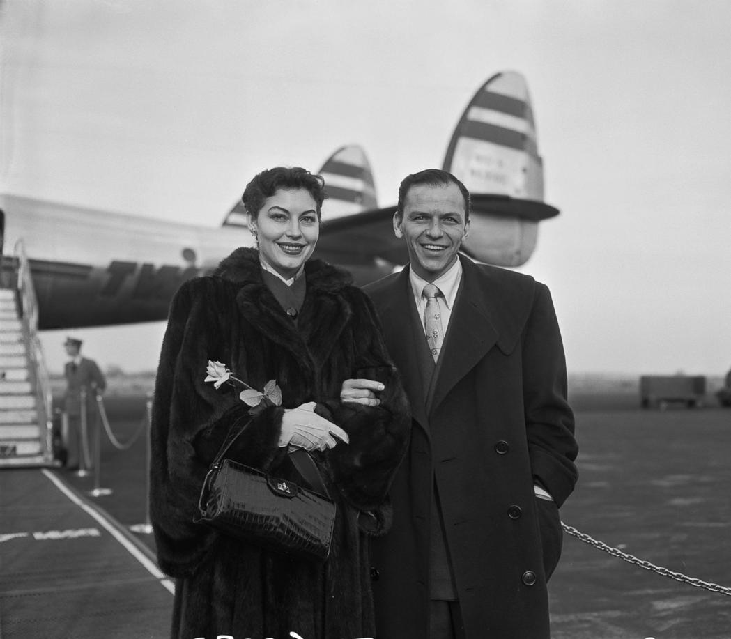 Frank Sinatra est tombé amoureux de plusieurs femmes au fil de sa vie, mais la véritable passion de son cœur fut Mia Farrow, qu’il considérait comme l’amour de sa vie jusqu’à sa disparition.Sa vie sentimentale, digne d’un scénario hollywoodien, mêle romances, mariages, trahisons, et amitiés durables. Plongeons dans ce récit fascinant qui éclaire qui, vraiment, a fait chavirer le légendaire crooner.