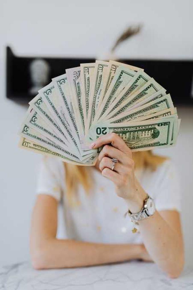 Le budget pour un enterrement de vie de jeune fille (EVJF) varie selon les activités choisies, la durée, le lieu, mais généralement, il se situe entre 100 et 400 euros par personne.Ce montant couvre l’hébergement, le transport, les activités, la nourriture et les accessoires. La mariée ne paie rien, c'est le groupe qui prend en charge les frais.