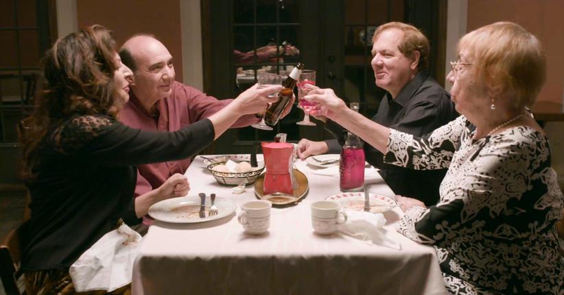 Côté réalisateurs, la version Netflix est signée Shaun Paul Piccinino. Cette version doit être distinguée d’une autre, également appeléeThat’s Amore!, un musical romantique américain avec John Travolta, réalisé par Nick Vallelonga, qui fait face à une polémique de non-paiement des travailleurs. Rien à voir avec notre film Netflix plus léger.