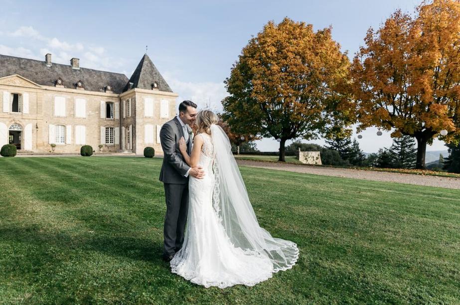 Quand on dit “mariage en France”, on imagine souvent un château, des vins exquis et des tables chargées de délices. En réalité,le prix varie énormément selon la région choisie, la saison et votre vision de l'événement.