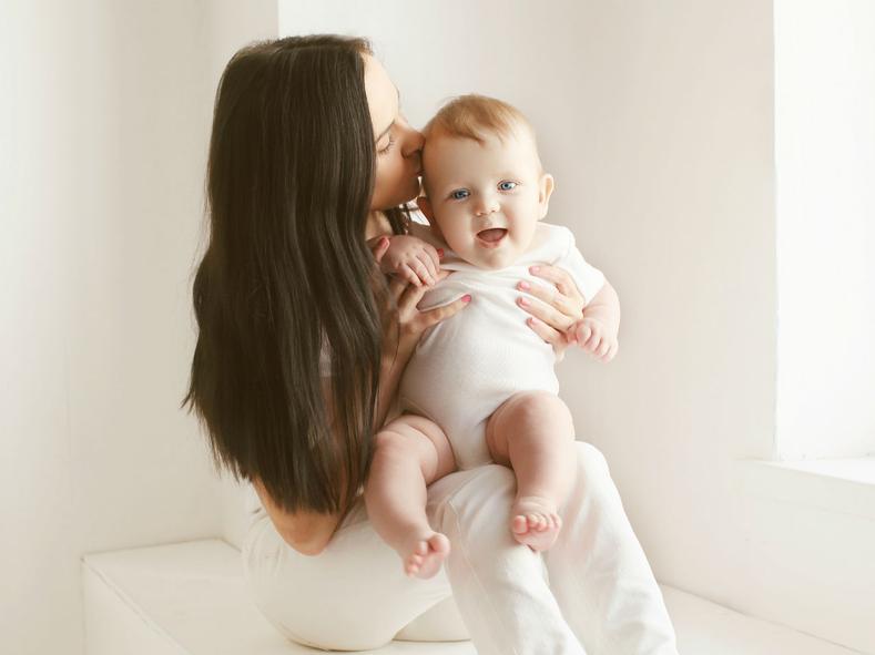 « Bébé d’amour » ou « baby amour » est une expression populaire en français pour désigner un bébé ou un enfant très cher, synonyme de « baby love ». C’est un terme fréquent dans le langage familier, notamment dans les relations intimes entre parents et enfants ou couples. Par exemple, un père peut dire « mon bébé d’amour » pour souligner le lien précieux avec son enfant.