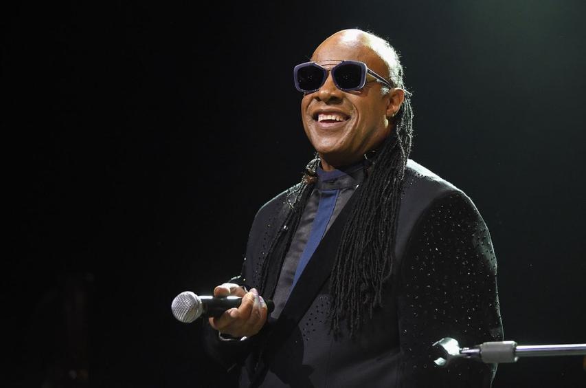 Premièrement, Stevie Wonder concentre ses projecteurs sur ce qu’il fait de mieux : la musique. Né en 1950 dans le Michigan, il est devenu un prodige dès son enfance et une légende musicale au fil des décennies. Sa vie publique se construit autour de sa voix, ses instruments et ses messages engagés, plus que sur son intimité personnelle.