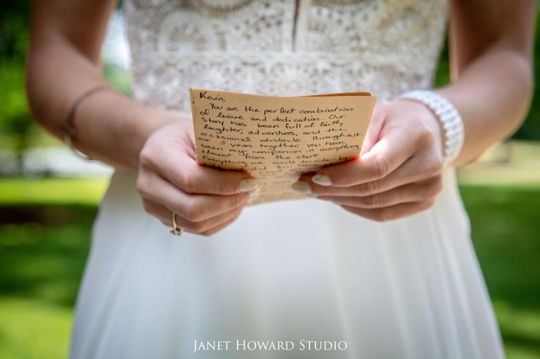 Ainsi, pour ne pas faire d’ombre à Marie, les mariages sont à proscrire sous son mois consacré. Certains croient même que se marier en mai pouvait entraîner la stérilité de la mariée.