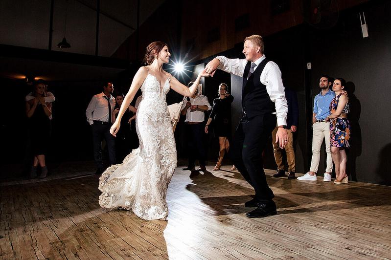 La première danse des mariés s’appelle ladanse nuptialeou encorel’ouverture de bal.C’est le tout premier pas officiel que le couple fait ensemble en tant que mari et femme. Ce moment, chargé d’émotion, symbolise bien plus qu’une simple chorégraphie : c’est une étape qui annonce le début de leur vie commune et invite tous les convives à les rejoindre dans la fête. Simple, élégant, et souvent plein de romance, ce rite garde une place centrale dans presque toutes les cérémonies de mariage, même si son style et son déroulé varient grandement d’un couple à l’autre.