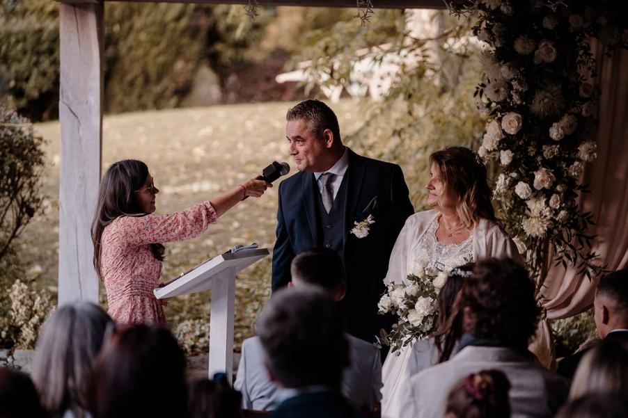 Le vin d’honneur suit souvent la cérémonie. C’est un moment convivial de partage où les invités trinquent en utilisant des gobelets personnalisés. Le repas se tient ensuite dans la salle ou le lieu choisi, avec musiques et photos.