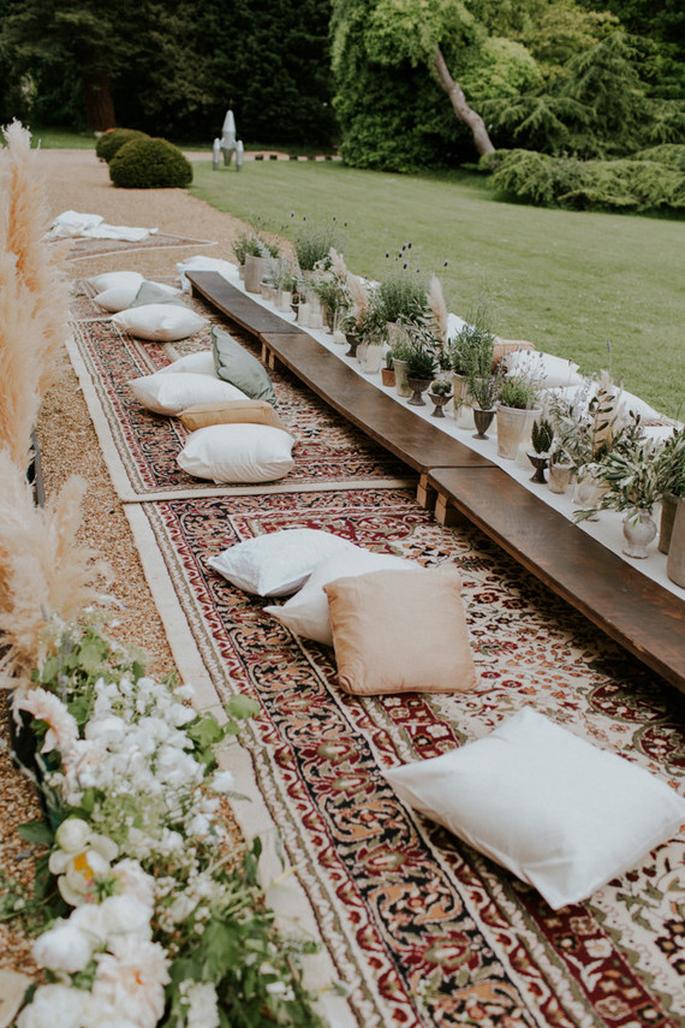 Pour un mariage bohème chic, les cadeaux d'invités doivent conjuguer naturel, élégance et originalité. Sachets de graines, mini bouteilles d'huile d'olive personnalisées, ou encore petits pots de miel artisanal sont autant d'idées appréciées qui prolongent l'ambiance bohème tout en remerciant chaleureusement vos convives.