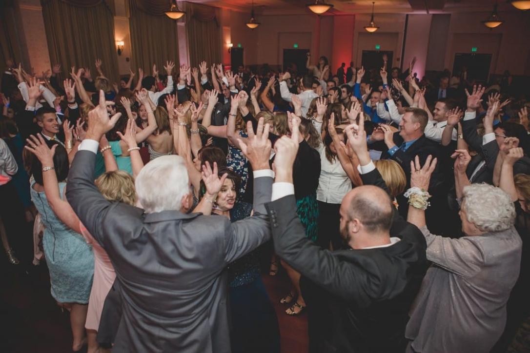 Alors, vous voilà fraîchement engagé pour animer une réception de mariage. Chouette ! Mais voilà la question qui brûle les lèvres :faut-il absolument un permis pour être DJ à un mariage ?Spoiler alert : la réponse est... ça dépend. Eh oui, la législation qui entoure la musique, les droits d’auteur et les licences est un maquis qu’il faut explorer avec patience. Pas de panique, on va tout décortiquer ensemble pour vous aider à éviter les fausses notes juridiques.