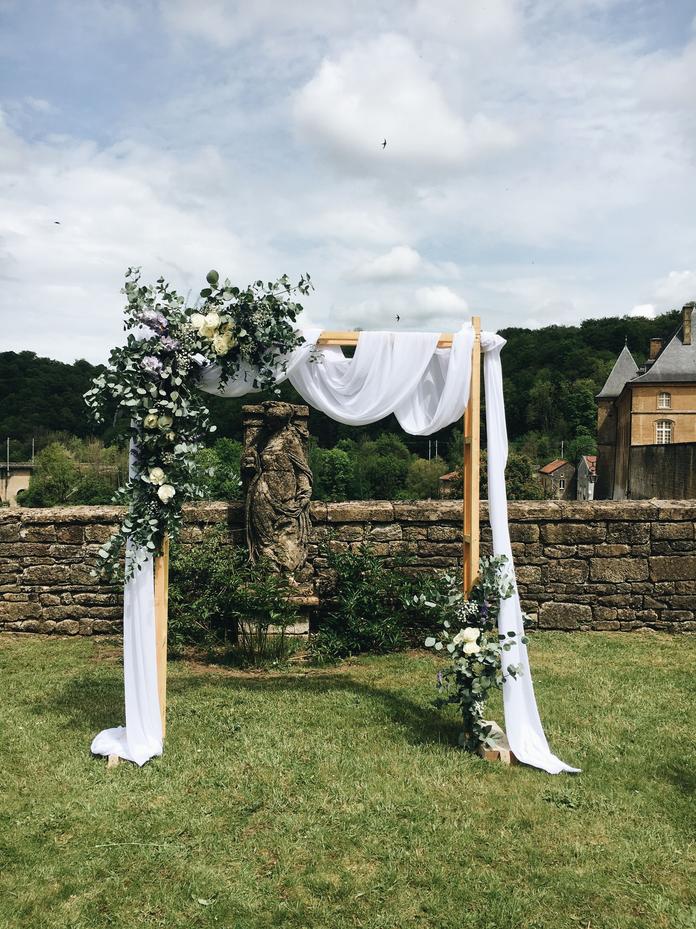 L’organisation demande du temps et une implication personnelle soutenue. Trouver un officiant adéquat peut être complexe. La gestion des attentes familiales nécessite tact et communication. Surtout, la cérémonie n’a pas valeur légale, le mariage civil demeurant obligatoire.