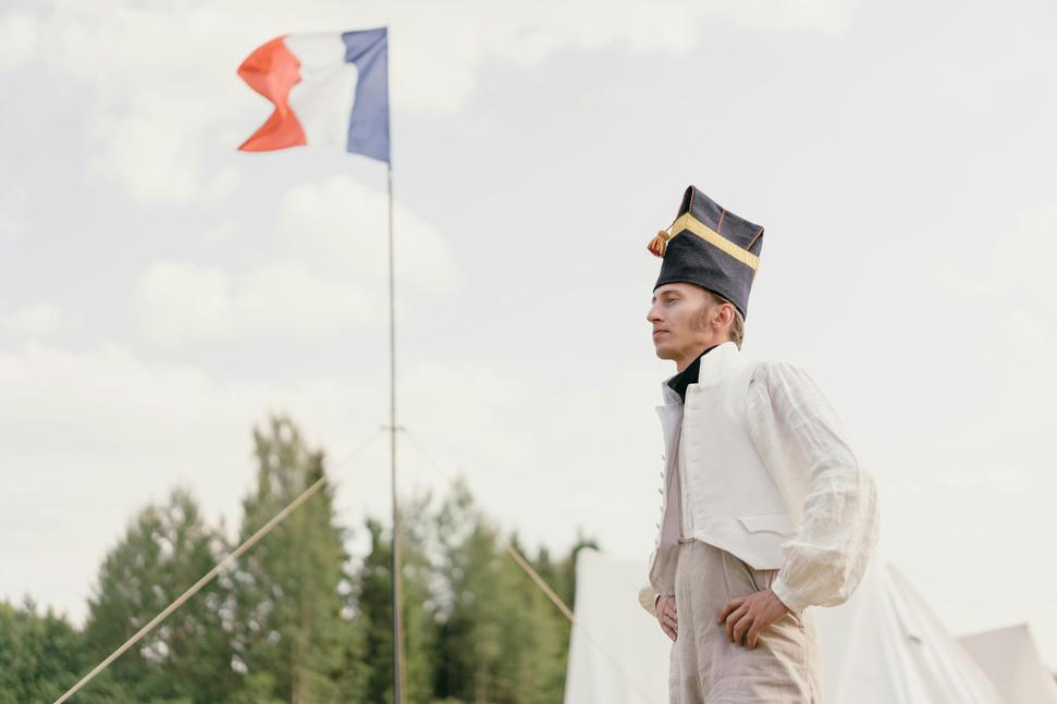 Si vous vous demandez comment on appelait les soldats français plus récemment, en pleine Première Guerre mondiale, la réponse vous surprendra peut-être. Officiellement, on parle dusoldat français. Mais dans le langage populaire, ces courageux fantassins portaient le surnom affectueux dePoilus, ce qui signifie "les poilus", littéralement "les poilus", ou "les poilus au sens affectueux". Une référence pittoresque à leur barbe et moustache souvent fournies. Cela souligne aussi le caractère populaire, humain et proche des combattants, bien loin de la simple appellation guerrière.