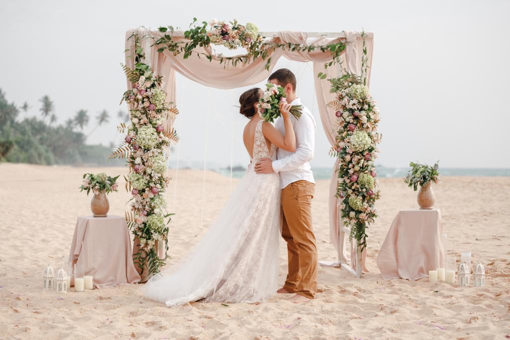 La décoration suit le thème choisi, qu’il soit champêtre, exotique ou romantique. Des éléments comme des gobelets personnalisés, des fleurs, ou une arche peuvent enrichir l’espace. Le décor doit renforcer l’atmosphère et être cohérent avec le lieu.