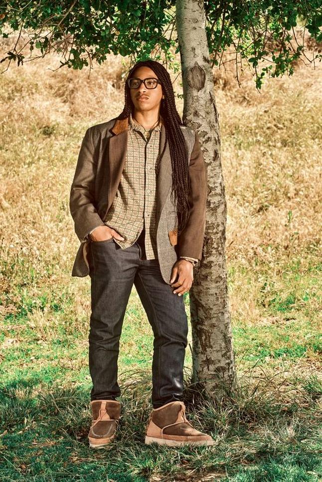 Quand vous glissez vos pieds dans des UGGs, vous posez sur cette mécanique complexe une semelle brute, souvent presque un pouce d’épaisseur, raide comme un morceau de bois. Cette semelle ne plie pas. Elle bloque vos orteils, votre arche ne peut plus jouer son rôle. Vos genoux et vos hanches s’en ressentent, envoyant des signaux désorientés dans tout votre corps. Un pied figé, c’est un corps décalé.