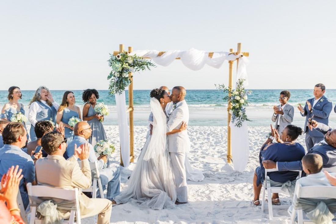 On parle souvent de l'hiver comme de la basse saison pour les mariages. Entre décembre et février, seuls 11 % des mariages ont lieu. Décembre connaît une légère hausse avec 5 %, due peut-être à la magie des fêtes.