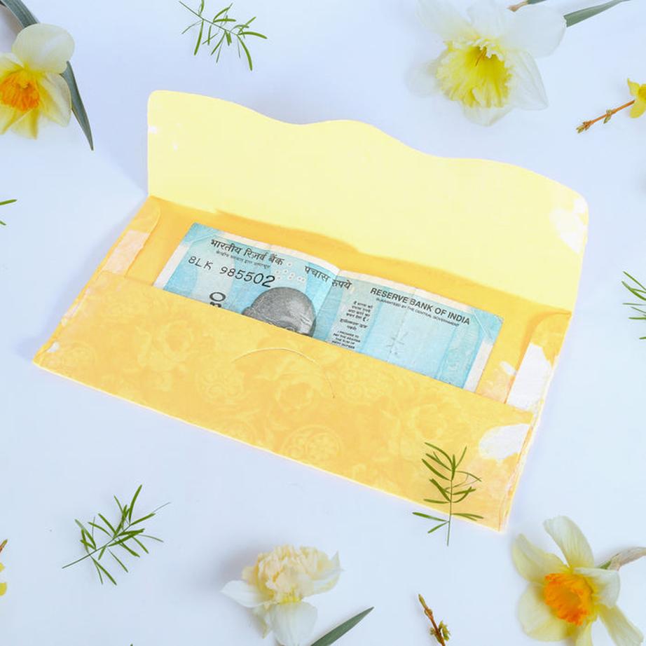 Pourquoi ? Parce que c’est à peu près le coût par invité moyen d’un mariage en France, soit autour de 12 000 euros pour 100 convives. Une enveloppe bien garnie couvre donc, dans une bonne mesure, les frais que le couple engage pour vous offrir cette journée inoubliable.