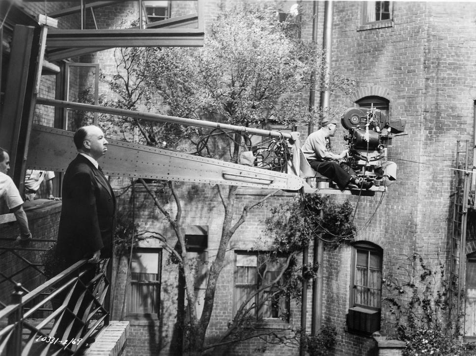 Le concept naît en France dans les années 1950, notamment avec les critiques de la revueCahiers du cinémaet les cinéastes de la Nouvelle Vague comme François Truffaut. Ils rejettent le cinéma académique représentant la tradition française classique et valorisent le film comme une extension esthétique des choix du réalisateur.