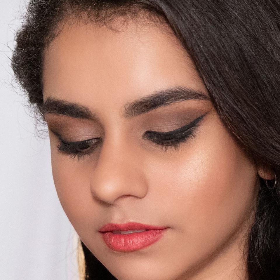De même, opter pour un forfait regroupant maquillage et coiffure (souvent proposé avec une légère remise) est intéressant pour les invités qui veulent une prestation complète. Par exemple, le forfait à 150 euros au lieu de 160 reste tout à fait accessible.