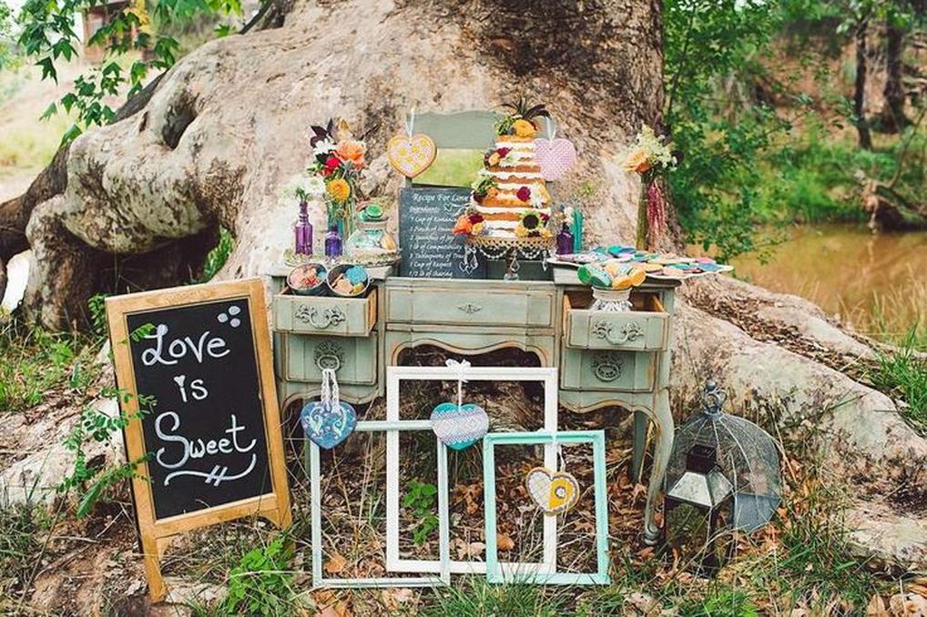 Imaginez vos invités repartant avec un petit sachet de lavande, dont le parfum subtil évoque les champs provençaux. Ces sachets en coton, doux au toucher, peuvent être personnalisés avec des étiquettes rappelant le thème et les détails de votre journée.
